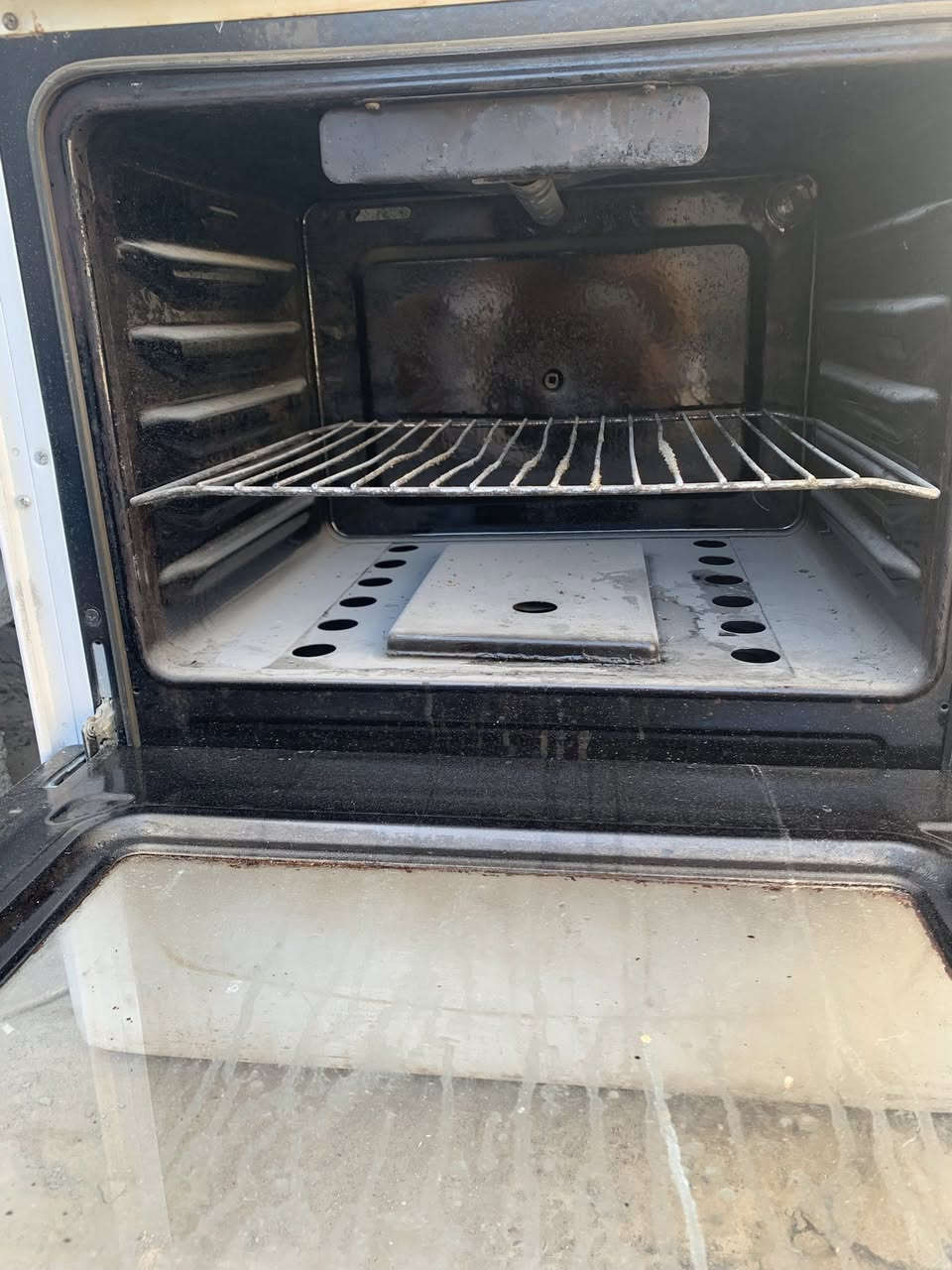 سلام عليكم طباخ تركي للبيع شرط كله شغال
فرن فوك و الجوه و جداحه كهرباء يشتغل .. فقط يحتاج غسل
السعر 45 وبيه مجال 
للاستفسار *********** 
اذا وحده باعته الها عموله
