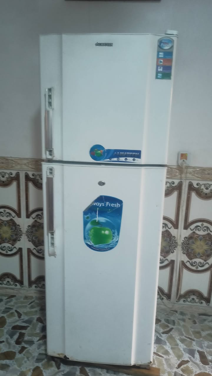 مبردة للبيع استخدام اقل السبوع حجم كبير السعر 100
َ
و ثلاجة حجم كبير نوعيتها المتين السعر 100 
واتساب ***********
