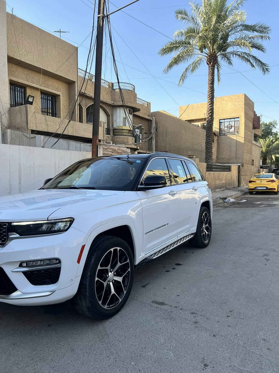 سلام عليكم جيب كراند شيروكي موديل 24 فأت السومت
.
* سقف بانوراما.
* شاشة وسطية كبيرة مع Apple CarPlay وAndroid Auto.
* كاميرات 360 درجة.
* رادار أمامي وتثبيت سرعة متكيف.
* نظام المحافظة على المسار.
* نظام صوت فاخر.
* فتح وتشغيل بدون مفتاح
ماشيه 64562km 
ومعروفه موصفات السومت اعلا فاء بلجيب 
سعر خمس شدات وبيها مجال بسيط 
رقم/ ***********
