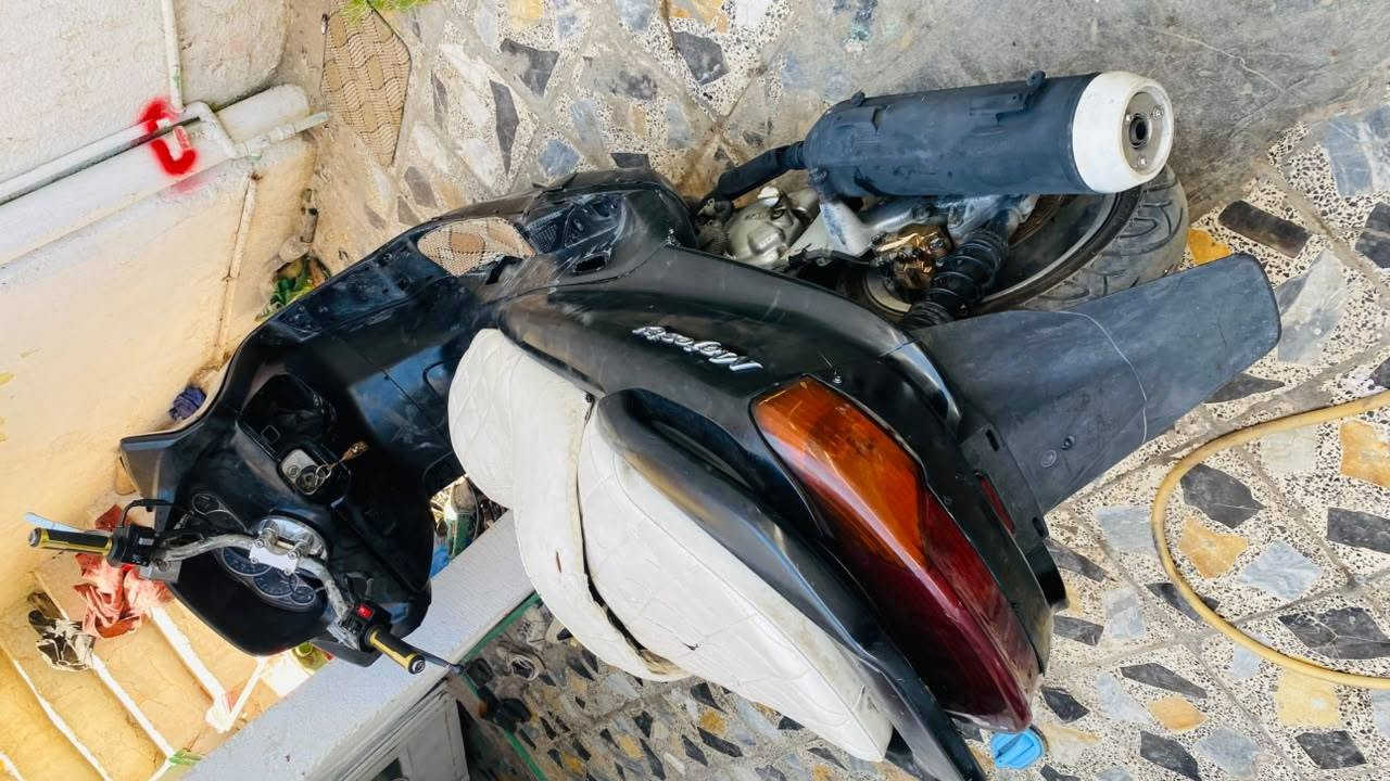 ماجسته دبل رون  كهربائيات شغاله بل كامل نكره سلف مكاني انصار
دراجه تشتغل كلوبات اربع اشاير راديتر كلهن شغالات 
عوزها ترتيبات 
(خرز + شخاطه + عداد) 
البقيه مكفول ابيع على هل حطه شغاله نكره سلف 
300 قفل 
ترايك للحله 
250cc
رقم ***********
