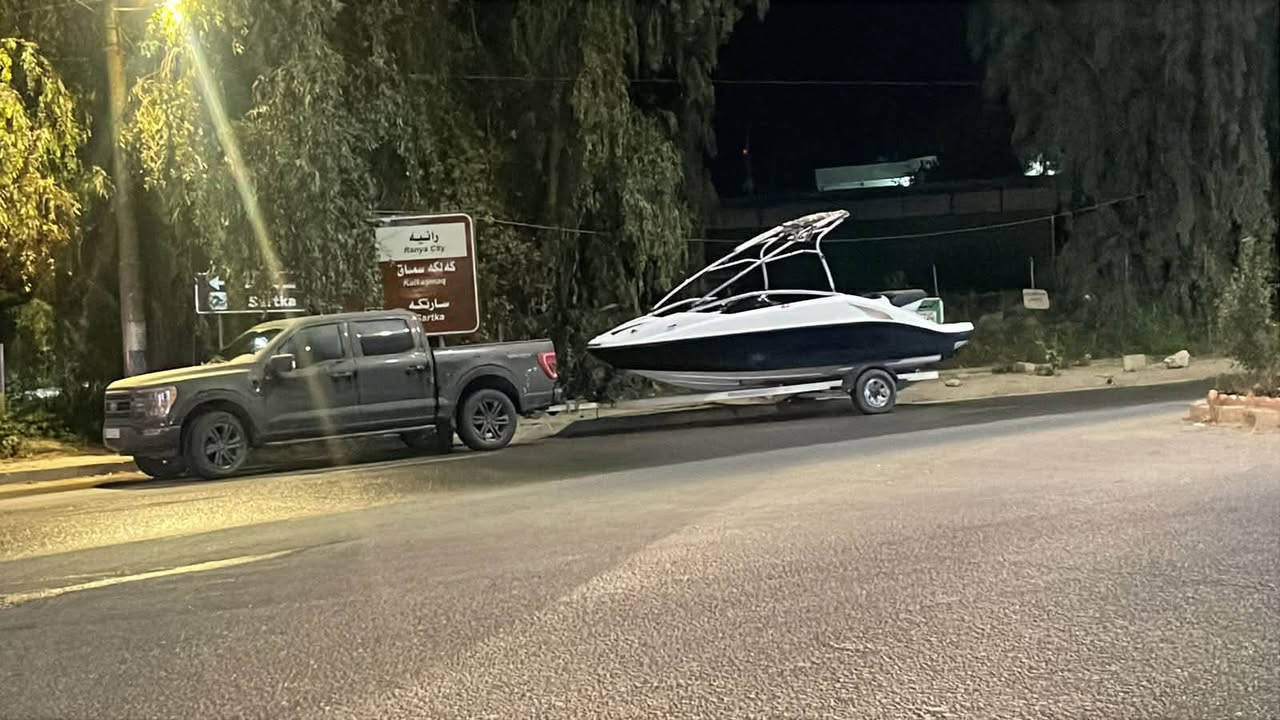 زورق جيت بوت للبيع السعر (180)ورقة محركين دفن ٤٣٠ حصان  للمزيد من المعلومات تواصل معي على واتس اب 
***********او اتصال
