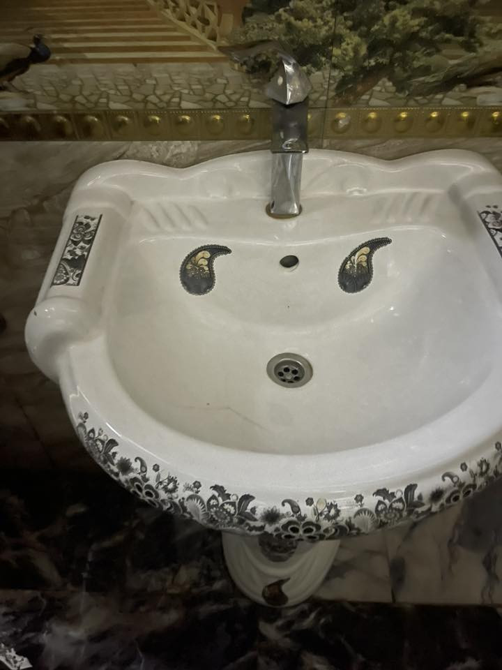 مغسله جديده كامله هي والخلاط والصوندات ٢٠ قفلً
بلديات شارع المصرف  ***********
