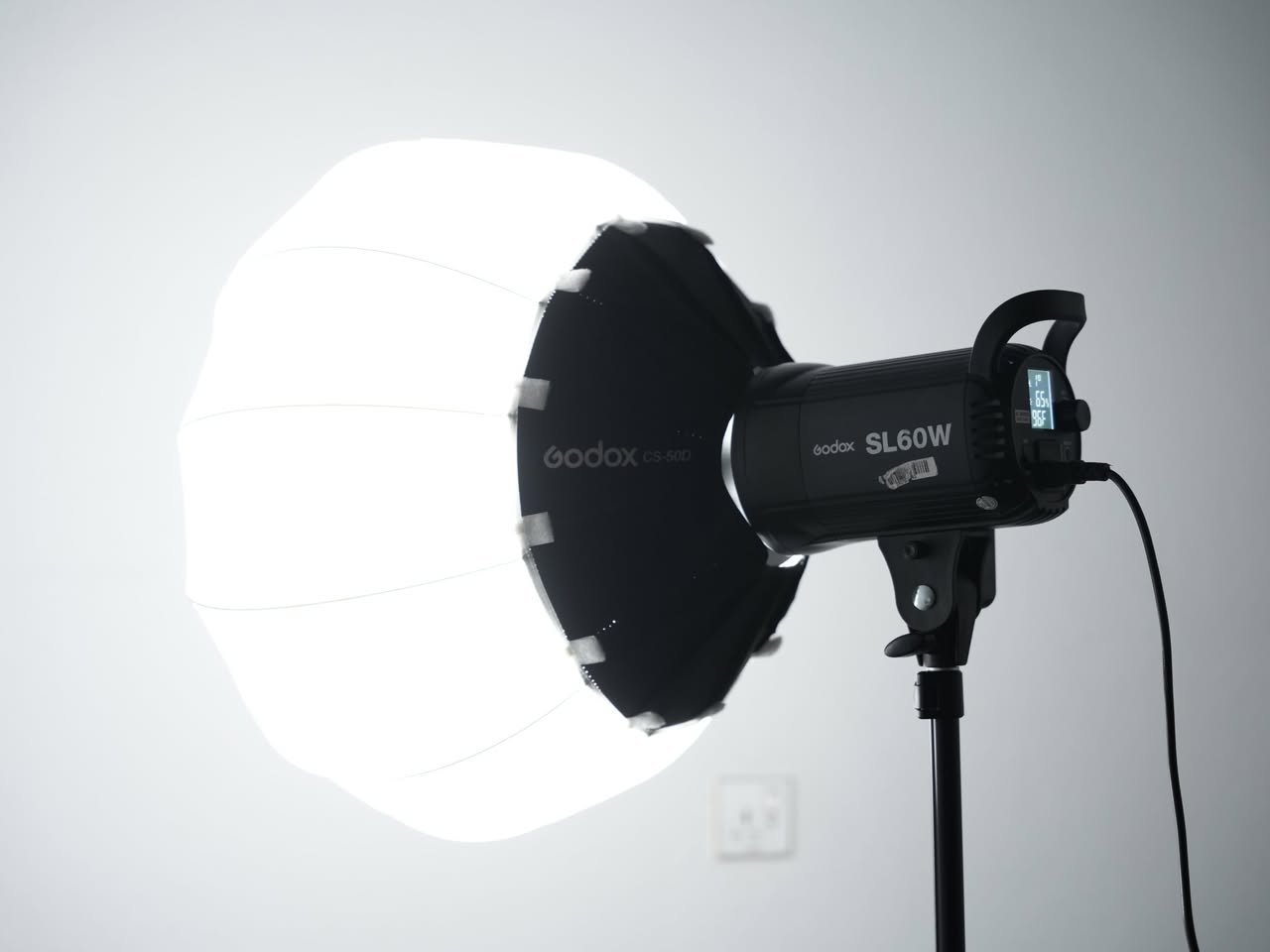 مشتت إضاءة كروي Godox CS-50D Lantern (Bowens Mount) - كالجيد تماماً

التفاصيل:
للبيع سوفت بوكس كروي (Lantern) من شركة Godox العالمية، الموديل CS-50D. إذا كنت تبحث عن إضاءة احترافية وناعمة تغطي المكان بالكامل بدون ظلال حادة، فهذا هو الخيار الأفضل.

توزيع إضاءة 360 درجة: يمنحك إضاءة طبيعية تشبه إضاءة الغرفة الاحترافية.

تركيب سريع: يفتح ويغلق بسهولة كبيرة (مثل المظلة).

توافق عالي: يركب على أي كشاف يدعم "Bowens Mount" (مثل سلسلة SL أو VL من Godox).

الحالة: (اذكر الحالة هنا، مثلاً: "نظيف جداً، استخدام قليل، مع حقيبة الحمل الأصلية"). كالار, السليمانية


**إذا كنت صاحب هذا الإعلان وتريد حذفه لأي سبب، رجاءا أرسل رسالة إلى الدعم الفني**