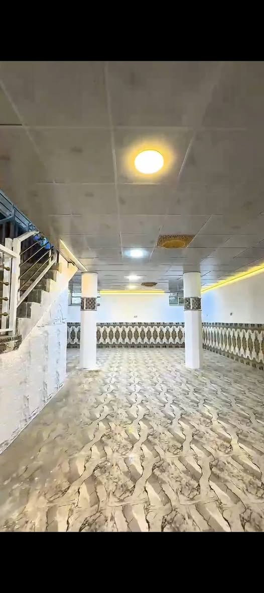 دار للبيع في موقع سياحي في حديثه
مساحة القطعه (٣٠٠) متر مربع 
مساحة البناء (٦٠٠) متر مربع 
(٣) طوابق ركن.
الطابق الاول والثاني يحتوي كل منهما على غرف نوم عدد/٢ وصحيات غربي وشرقي لكل طابق.
اضافه الى غرفة الاستقبال وغرفة الجلوس للعائله (الهول) ومطبخ حار وبارد في الطابق الاول.
الطابق الثالث تحت الارض على شكل قاعه مساحتها (١٧٧) متر مربع وارتفاع (٣) متر بالامكان الاستفاده منها كقاعة مناسبات أو قاعه رياضيه للعائله بحيث تسع لميز منضده وبليارد وبعض مرافق الجم التي ترغبها العائله.
الدار له اطلاله على نخيل ونهر الفرات بحيث يبعد عن شاطيء النهر (١٥٠) متر  . سعر الدار (٢٨٠) مليون.
لمزيد من المعلومات والصور والفيديوهات التواصل مع صاحب الدار (ابو قيس) وعلى الارقام التاليه 
***********
***********
وعلى الواتساب والماسنجر. #مشتملات#ايجارات #قطع_اراضي #عقارات #بيع_وشراء #بيوت
