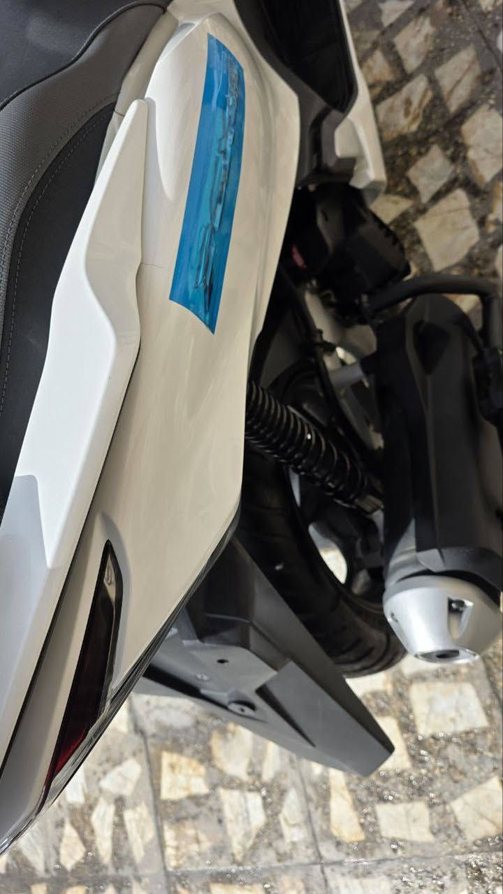 ‏السلام عليكم PCX جيل رابع🇯🇵 ياباني      
‏​⚙️ المحرك: 160CC
‏​🎨 اللون: ابيض صدفي مـمـيـز ❄️.  
‏ماشية 8 تالاف وبل يابان ماشية 2 الفين و 970   
‏الدراجة اوياهة بصمات العدد  2
‏مواصفات
‏ABS ✅
‏حساس ازدحام ✅
‏حساس استان ✅
‏درع صالنصة اصلي ✅
‏وسيباية اصلية ماركة ✅
‏الدراجة ورقة المزاد مالتهة وصور اليابان وتقريرهة  مالتهة موجود    
‏ 🛠️ الدراجة: مكفولة من كلشي   
‏​​📍 الـمـكـان: بـغـداد : الشعب
‏📱 لـلـتـواصـل والإسـتـفـسـار:📞 [‪***********‬) 
‏
