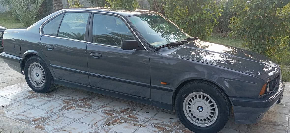 سلام عليكم 
بي ام  525 مسكر فانوس رقم بغداد موديل ٩٣  مصبوغه عام 
كير ومحرك بلاد لا تنقيص ولا بخار صدر امامي خلفي جديد بجم عريض كهربائيات شغاله تبريد شغال ثلج  
تخم تاير جديد 
السعر 52 وبيهه مجال 
المكان بابل المسيب 
الرقم ***********
