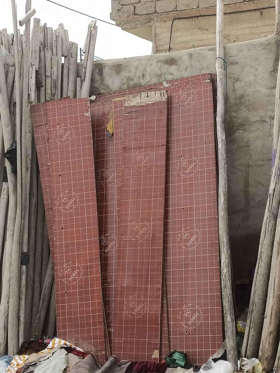 عندي هذا الخشب للبيع رقمي *********** ***********
