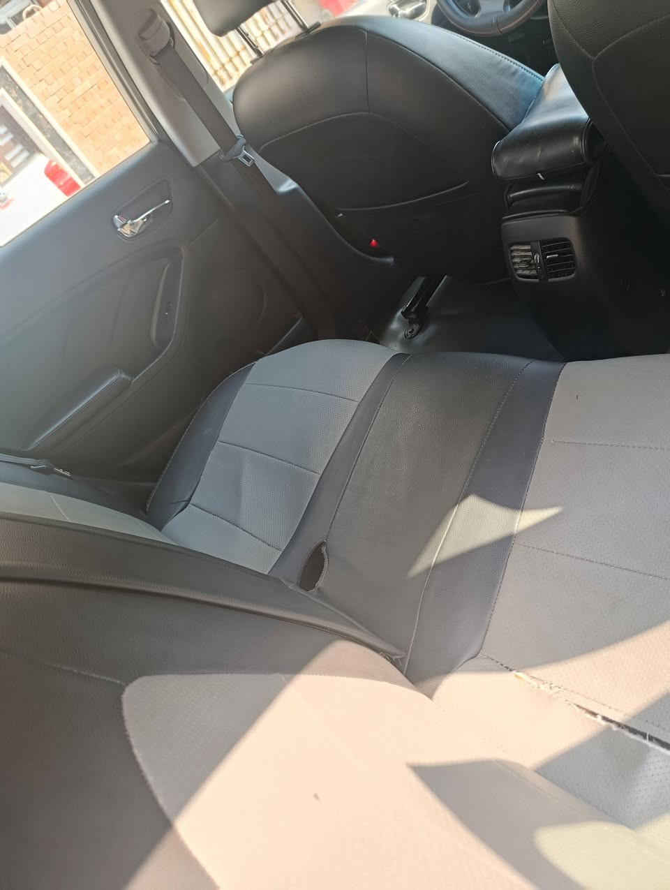 السلام عليكم سيراتو للبيع موديل 2014 خليجي  اربيل مكفول ماشيه 185 الف   بيه ضربه  خفيفه انضربت  بأديه فقط البنيد مصبوغ وبيه بارد بالتكمه الجوه مثل ماموضح بالصور   والباقي كوله مكفول باسم شركه  تبريد ،3 قطع تحكمات ستيرن مانع انزلاق حساسات أماميه خلفيه مري شفط وأشاير بالمري السعر 11الف وبيه مجال بسيط للاتصال بالرقم ***********  ملاحظه سنويه خلصانه والرقم القديم مو الجديد
