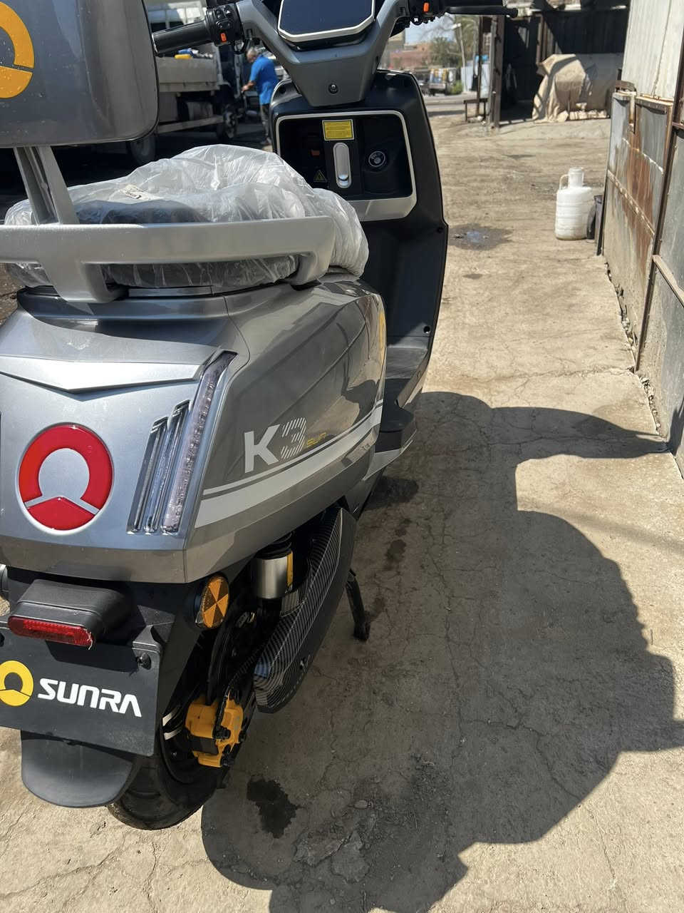 دراجه سونره غنيه عن التعريف ضمان سنتين
موديل 2026 
حساسات كامل 
بريكات ABS مانع تزحلق
السرعه 60 
تمشي 70 كيلو حقيقي 
ملف 2000
شاشه ايباد جبيره
مصارلها هواي عندي 
اقل السبوع امانت الله جديده 
بس اريد أخذ بانزين مرقم لا اكثر 
السعر مليون و100 وبيها مجال 
***********متواجد واتساب
