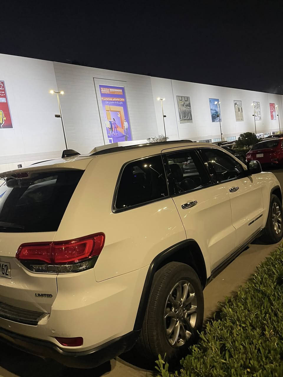 السلام عليكم جيب 2015
ماشيه 85 الف
وارد امريكي بيه باب  صبغ
واشويه من الجاملغ
فول مواصفات 
بانوراما 
جلد
كير طياره
شاشه جبيره
صندوق كهرباء 
كراسي كهرباء 
خزن كشنات
السياره تخبل
السعر 20500 وبيه مجال
الاتصال ***********
