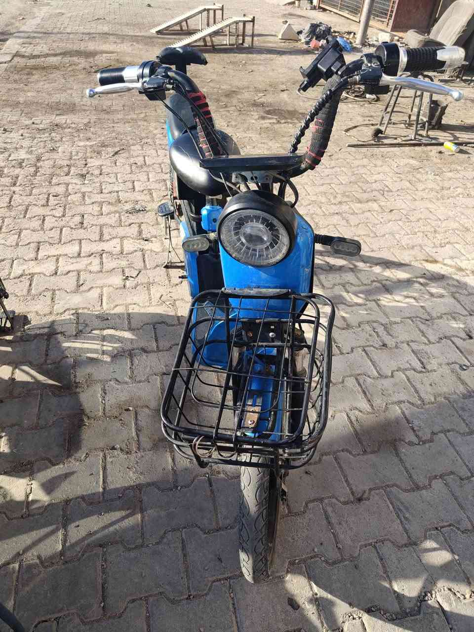 بايسكل شحن اربعه بطاريات بطاريه الولي  
نظيف وبيه ضمان بطاريات كلهن يقرن 12
وعقل اصلي وملف اصلي 
السعر 175 وبيه مجال 
التواصل /***********
