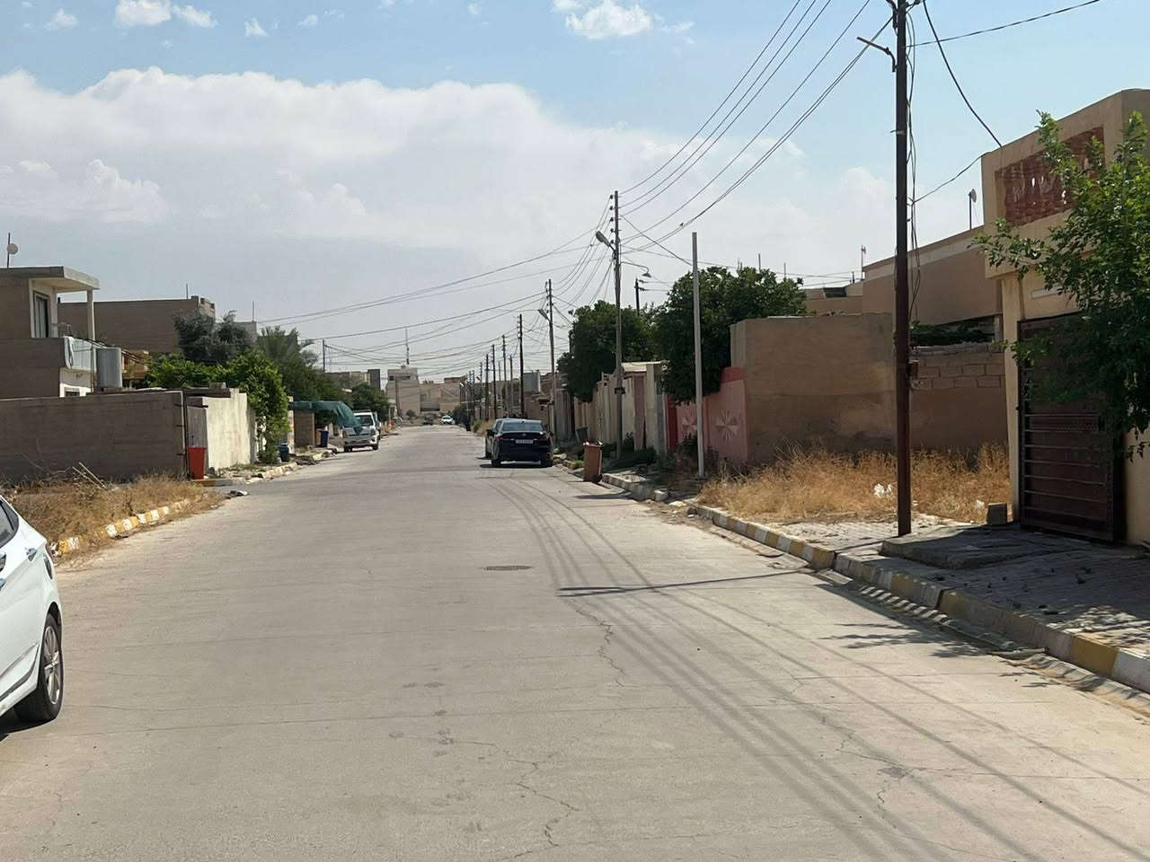 بيت ٣٠٠م موقع حلو شارع عريض  حي القادسيةمقابيل حولي القادسية الكورنيش وقريب على شارع الجمل المقابلة لجدول الحويجة الواجهة ١٥م البيت بحالة جيدة مأجر حاليا السعر ٩٥ مليون وبي مجال قليل باسم شخص واحد للاستفار أكثر مراجعة مكتب الزغيت اوالاتصال على الرقم *********** يكون الرد عالاتصال حصرا
