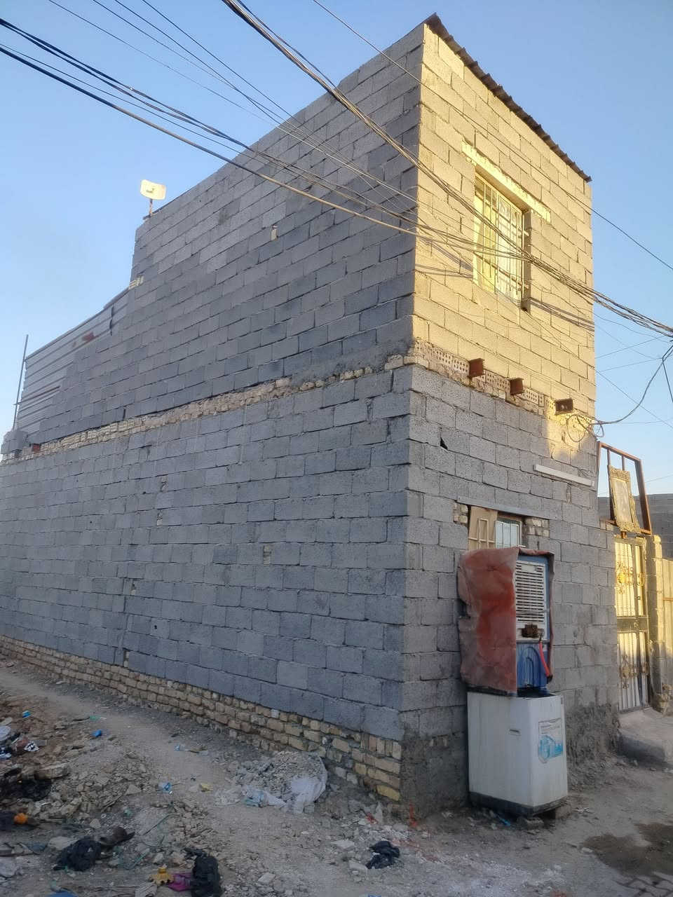 السلام عليكم بيت للبيع مساحته 50متر سكف عكاده مكان سبع قصور شارع كريش البيت من مبني صارله شهرين سند 25  للستسفار ***********   السعر 26 وبي مجال
