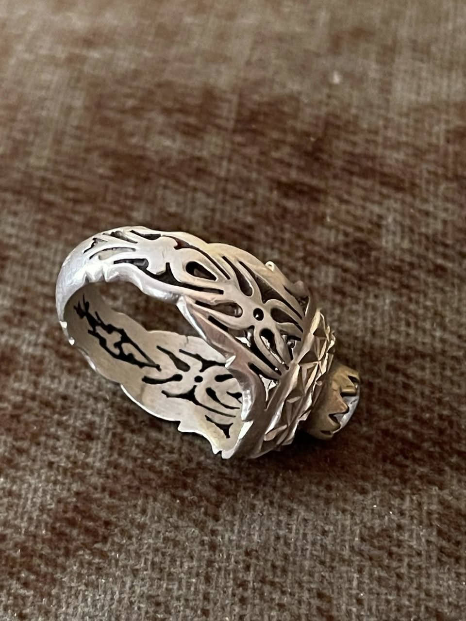 سلام عليكم خاتم فضة اصلية ختم 925
وزن ثقيل حجر موزنايت حقيقي 
عنواني بغداد الدورة 
***********
