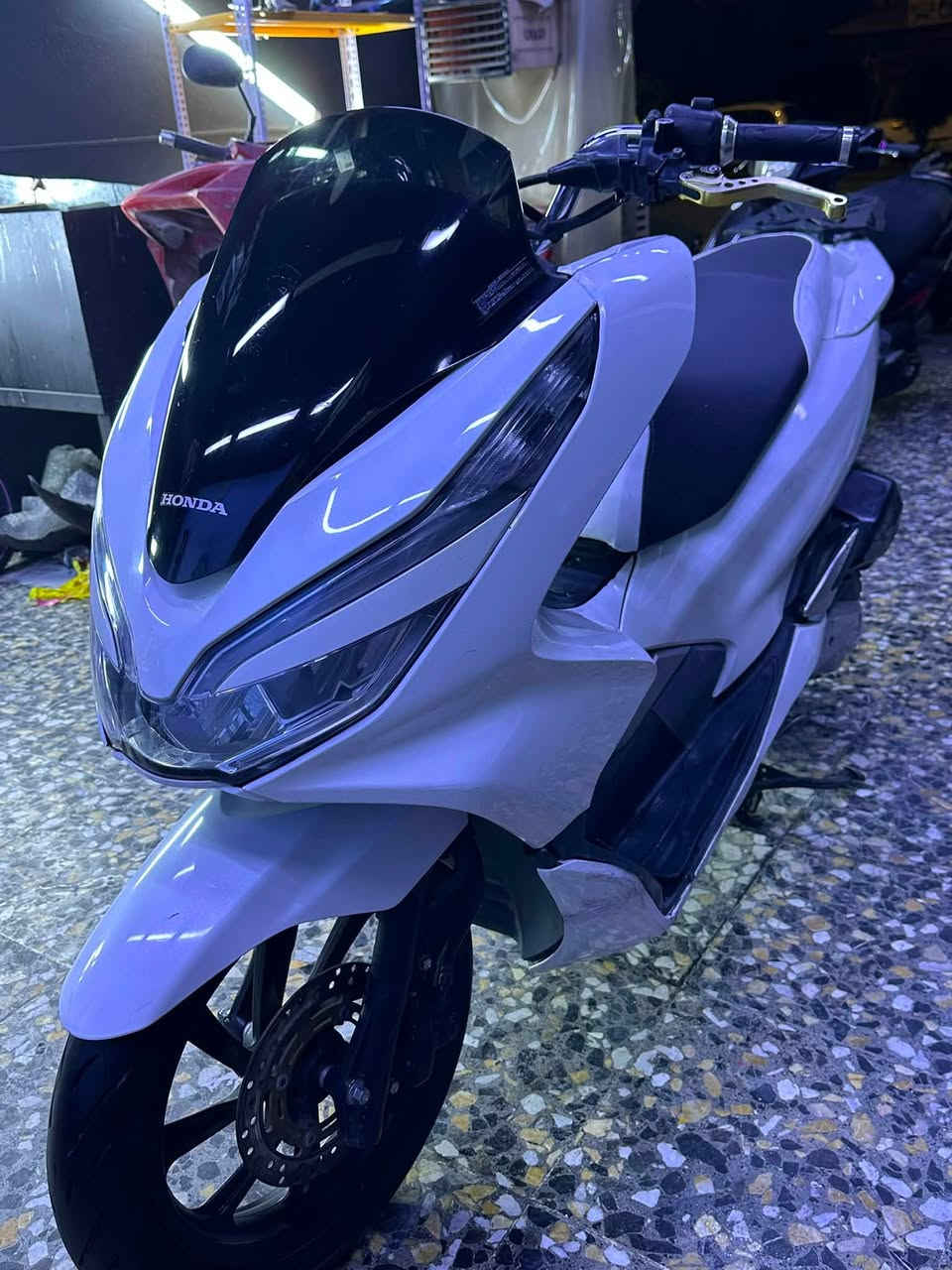 ‏السلام عليكم PCX جيل ثالث ياباني ياباني
‏ماشية34الف حقيقي 
‏مواصفات
بصمه دكمتين
‏حساس ازدحام ✅
‏حساس استان ✅
‏🛠️ الدراجة: مكفولة  كفاله عامه
‏​​📍 الـمـكـان: بـغـداد
حي اور
السعر15ونص وبيه مجال 
***********
