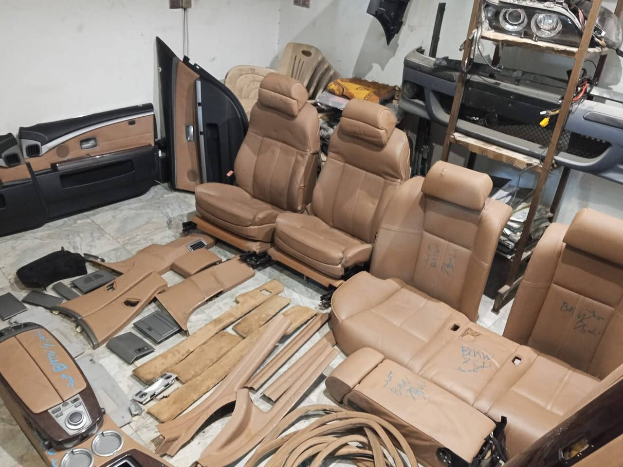 السلام عليكم 
غرفة باخره كاملة من الدشبول للدشبول باب طويل 
بيجي بدون تنته وأرضية 
العنوان حله حي الصناعي شارع العام شركة المركزي علي يوسف 
***********
