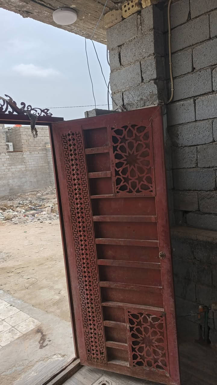 السلام عليكم بيت ٥٠ متر للبيع واجه ٦ونص نزال ٨  استقبال ومطبخ وصاله وحمام مشترك الطابق  الأرضي كامل والطابق الثاني نقصه سقف مسقف سندويچ مكانه حي الامامين جامع الإمام علي المولده الثانيه ***********
