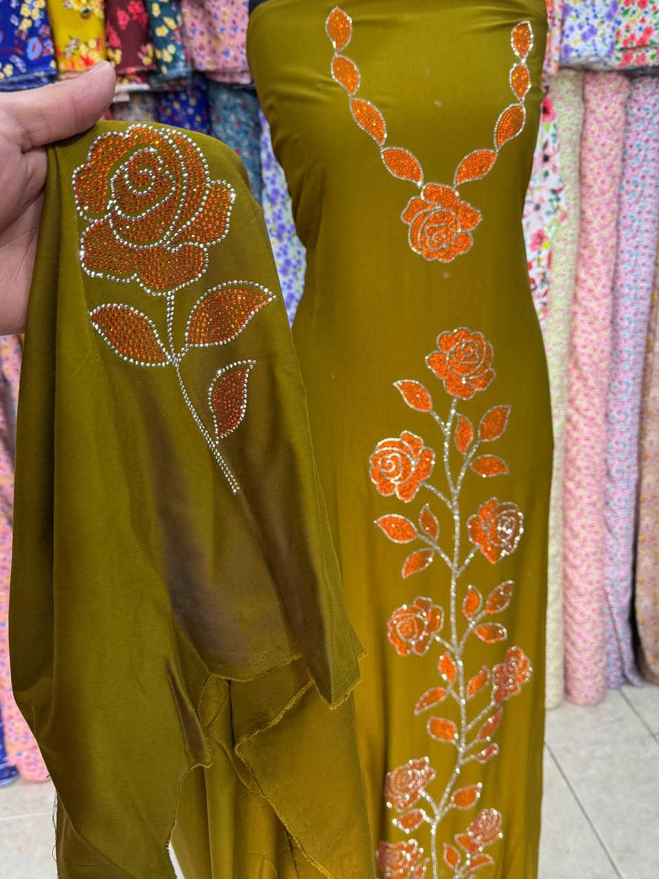 مع بداية الموسم الصيفي
موديلات ونقشات جديده 
قماش كشمير كابوي مطاط الاصلي
منقوش شذر لونين للكاع 
الشذر شرط الغساله والفحص كدام المندوب 
القطعه مترين ونص يتفصل كلوش راهي لجميع الاحجام
توصيل لجميع محافضات العراق 5.000
متوفر جمله ومفرد كميات درازن


**إذا كنت صاحب هذا الإعلان وتريد حذفه لأي سبب، رجاءا أرسل رسالة إلى الدعم الفني**