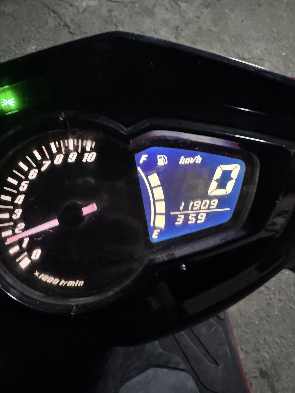 سلام عليكم دراجة سكنس لد صارلهة 3 ايام نازلة من رمبة ماشية 11 الف مكفولة مكينة برغي ممفتوح بيه سعر 1800 وبيه مجال ***********
