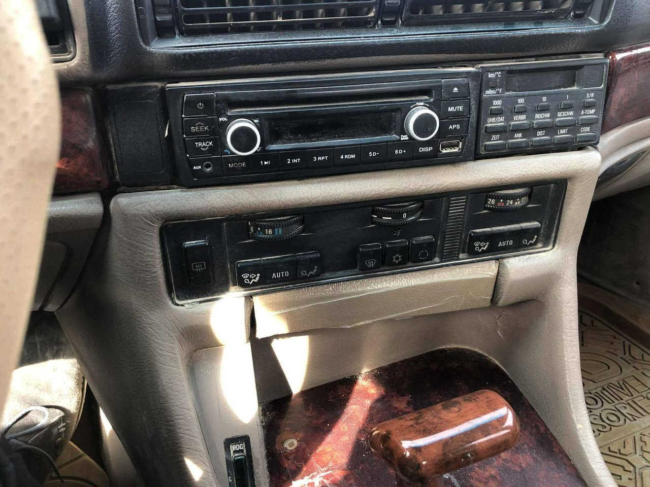 السلام عليكم بي ام موديل ٩٢ محرك كير مكفولة سيارة جاهزة رقم انبار دولي تحويل ثاني يوم السعر ٣٨ وبيه مجال  للإستفسار عل رقم *********** المكان هيت
