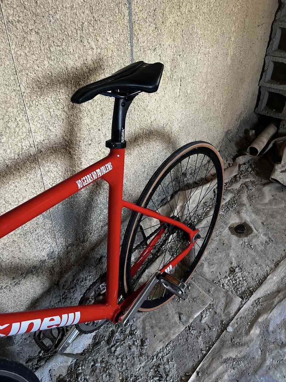 السلام عليكم فكسد بايك 

•    الحالة: نظيفة جداً.
•    الفريم: نظيف جداً، قياس L، ارتفاع 53 سم.
•    العجلات (Wheel): ميردا طبقتين.
•    الصينية: Skeace مميزة 48 سن.
•    السرج وبوري السرج: كاربون توسيك.
•    الجنزير: KMC معروف.
•    التواير: كتان.
•    السعر: 340 دينار عراقي (قابل للتفاوض).
للتواصل: واتساب على الرقم ***********
