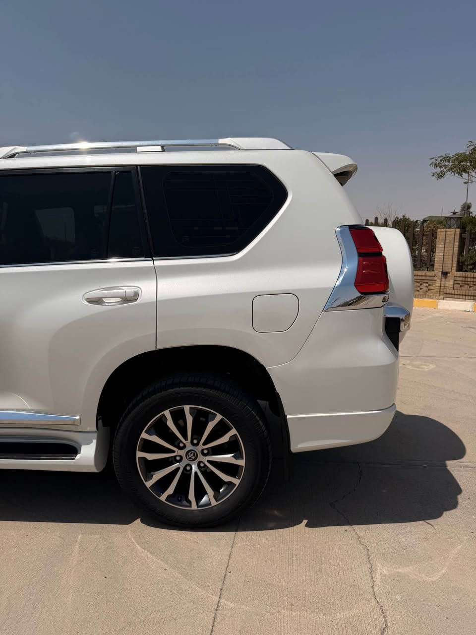 برادو 2022
Vx باب اول
دبل تانكي
شركة جيهان
بيه pdr بجاملغ سكن بكد اصبع
و pdr بباب سكن مامبين
ماشي 61 الف كيلو متر حقيقي
سعر 475 بي مجال 
سنويه باسمي
مكان سياره كركوك
رقم *********** كركوك, العراق
