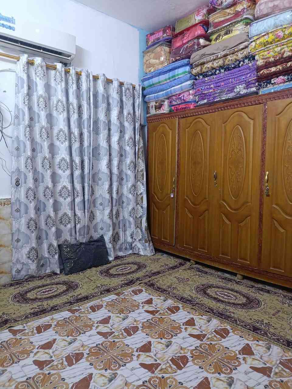 السلام عليكم بيت 70متر غرفه ومنور وصاله ومطبخ وصحيات مشتركه سوق الشيوخ شارع معمل عصير دبي 
سعر 25 وبي مجال قليل
***********
