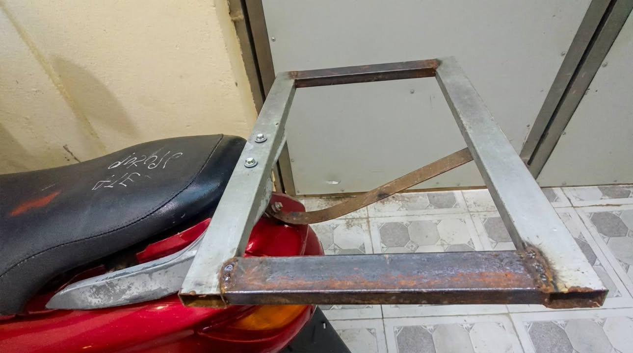 تجهيز سايق دلفري
صندوق دلفري نظيف بحالة ممتازة واستخدام قليل جداً.

​سوباية  خاصة بالصندوق مخصصة لثباته 

​ستاند موبايل  ينشد على اليدة، يتحكم بحجمه حسب قياس جهازك.

​السعر 25 ألف فقط، العنوان الديوانية ويوجد خدمة توصيل مجانية 💸
التواصل خاص او ***********
