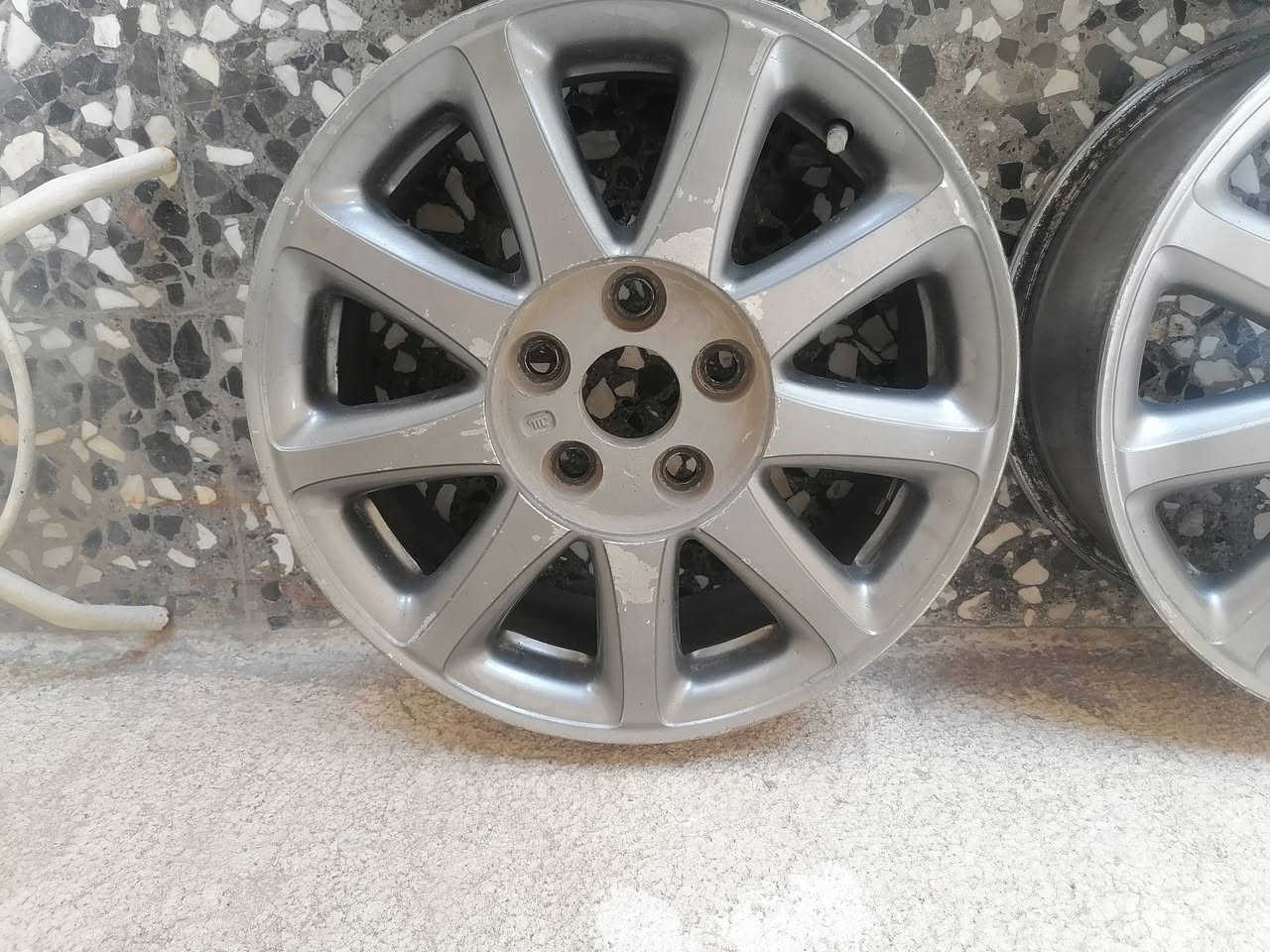 سلام عليكم ويل ملكه ابيض مصبوغ نفطي بدون تير اليريده يخابرني اني خادم سعر ٢٥٠ الف مكاني نجف حي العسكري  ***********
