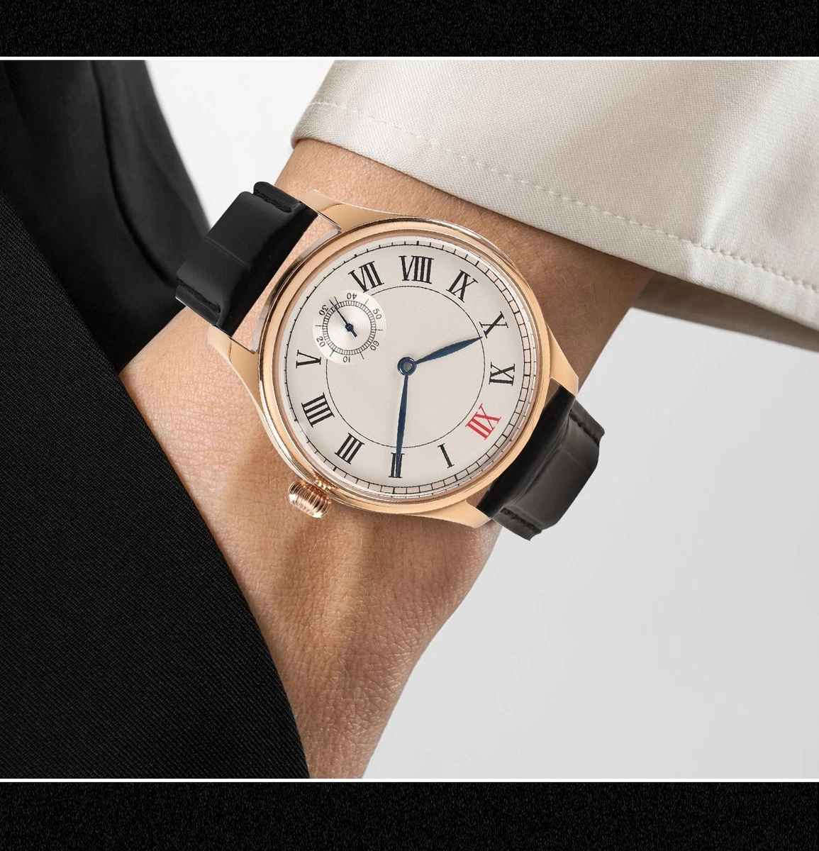 سحر الميكانيكا الكلاسيكية | SEAKOSS Heritage ⌚✨
ساعة ماركة SEAKOSS (تكويك)
تجمع هذه الساعة من Seakoss بين الروح التاريخية لساعات الجيب القديمة والتصميم العصري الأنيق. 
الميناء (Dial): يأتي بلون كريمي هادئ مع أرقام رومانية كلاسيكية، يبرز فيها الرقم XII باللون الأحمر لإعطاء لمسة تميز فريدة.
العقارب: عقارب زرقاء مصقولة (Blued Hands) توفر تبايناً رائعاً وسهولة في القراءة.
الماكنة (Movement): قلب ميكانيكي ينبض بماكنة Manual Wind تعبئة يدوية (تكويك) من طراز ST17، يمكنك الاستمتاع بتفاصيل التروس والحركة من خلال الغطاء الخلفي الشفاف.
الهيكل: مطلي بلون الذهب الوردي (Rose Gold) الذي يضيف فخامة استثنائية، مع تاج "بصلة" (Onion Crown) كلاسيكي.
الميناء الفرعي: عداد ثوانٍ مستقل عند الساعة 6، لإضافة عمق وتفاصيل ميكانيكية دقيقة.
ساعة تعكس الذوق الرفيع وتثبت أن الجمال يكمن في التفاصيل الميكانيكية البسيطة. 🌹🖤
(الصور خاصة بالساعة نفسها اني مصورها)
#Seakoss #Watches #ManualWind #Horology #ClassicStyle 
#ساعة_ميكانيكة بغداد, العراق


**إذا كنت صاحب هذا الإعلان وتريد حذفه لأي سبب، رجاءا أرسل رسالة إلى الدعم الفني**