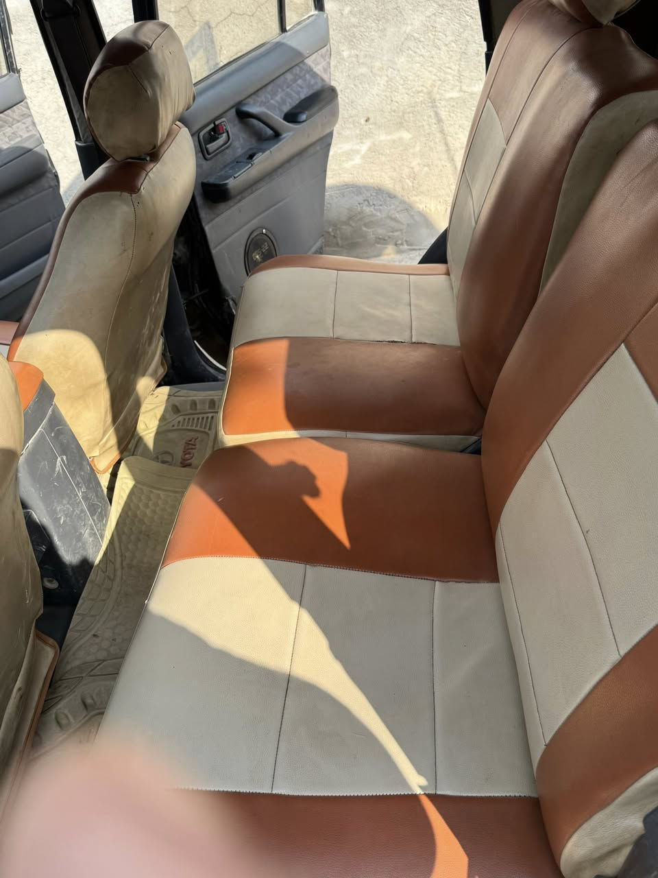 السلام عليكم لاندكروز ليله علوي موديل 93رقم واسط إنكليزي اب اسمي سنويه لحد 28 فول موصفات دبل تانكي دبل سبير  سلايت روف ثلاجه 3قطع تبريد سياره مصبوغه جماليه تخم تاير صدرها  80/بل 100 كير عادي مكينه اثري أف. كهربايتهة كلهة شغاله جام لايت سنتر لوك خمس أبواب كيجان كلهة شغاله   لبيع مكان  واسط العزيزيه ***********  ***********
