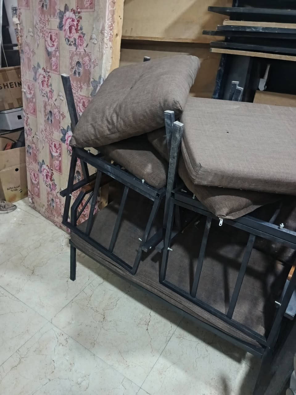 السلام عليكم يوجد الديه 15كريي وربعه ميز طعام ومجمده تواصل ع واتساب ***********
