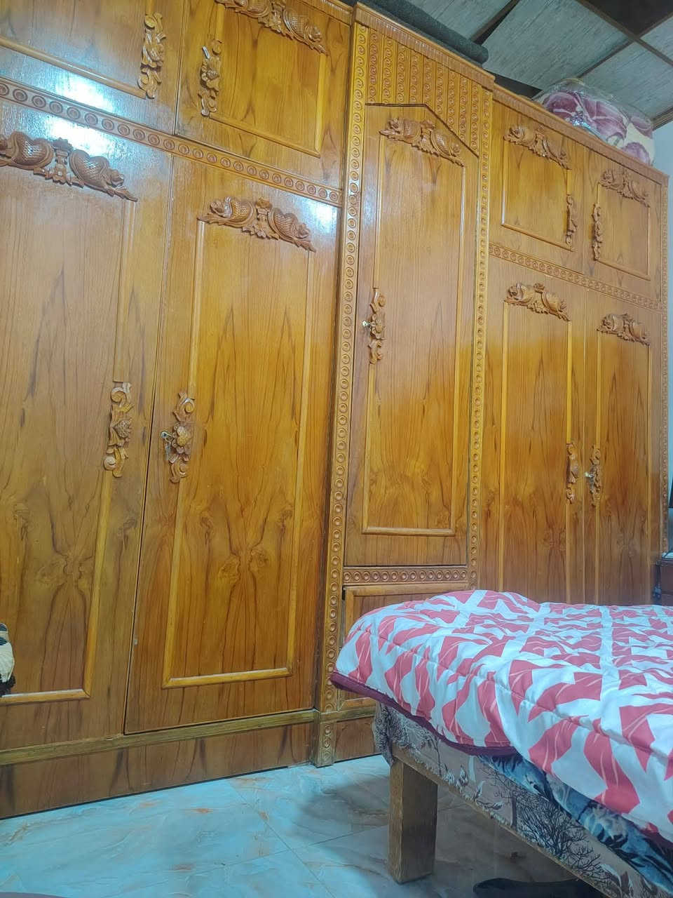 السلام عليكم شباب عندي تخت النوم للبيع نظيف عنوان مؤصل رشديه *********** /
