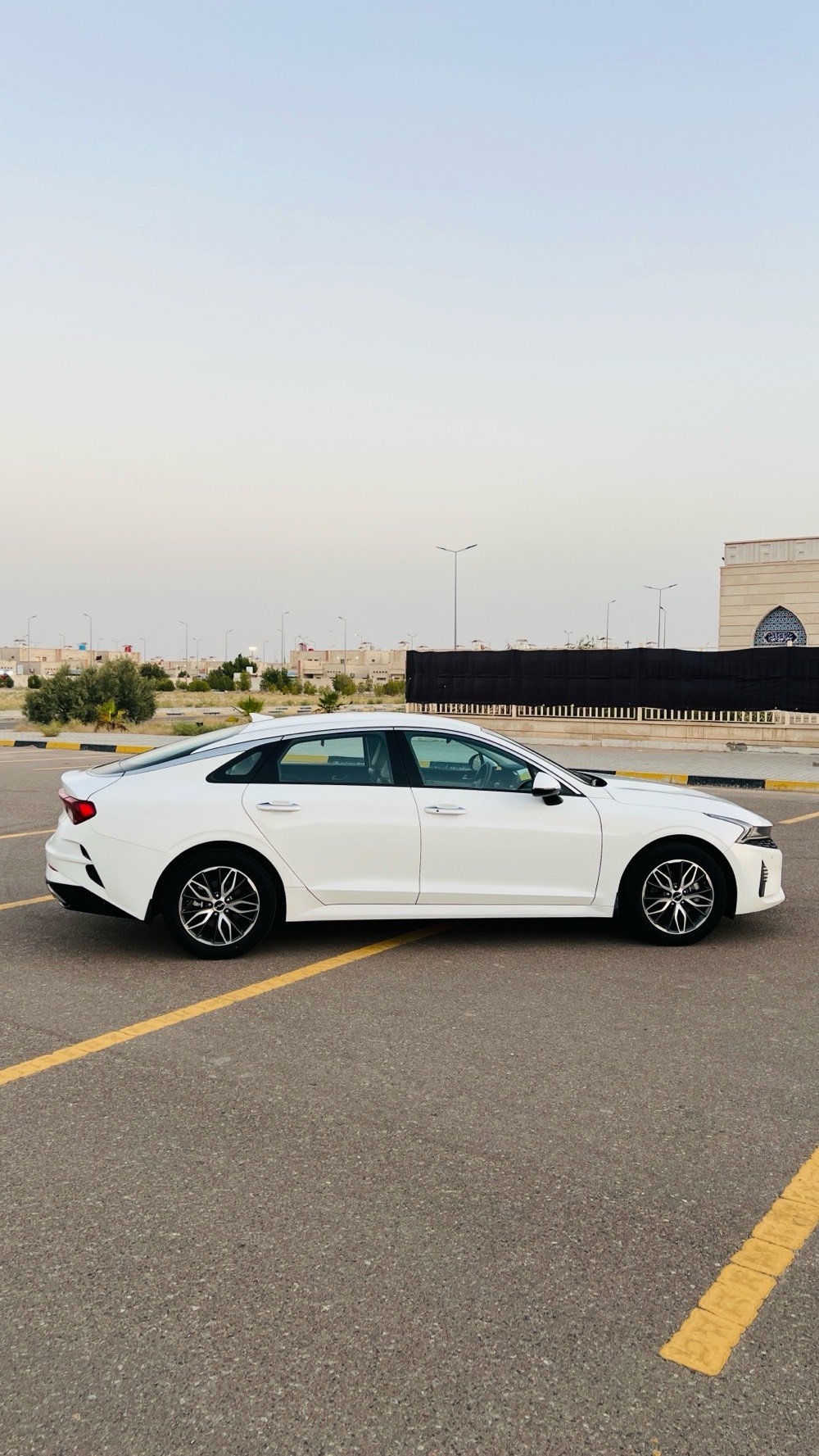 - [ ] سلام عليكم 
- [ ] سياره K5 2023 خليجي
- [ ] كفاله گير محرك
- [ ] رقم اربيل دولي انتهاء 2028
- [ ] المكان البصره ام قصر
- [ ] ماشيه 111895 ميه و11 الف
- [ ] مواصفات نص فول
- [ ] بصمه تشغيل عن بعد
- [ ] كشنات جلد
- [ ] كرسي السائق كهربائي
- [ ] 4 أنظمة قياده
- [ ] شحن سريع 
- [ ] اشاير بالمري 
- [ ] مري طي كهربائي
- [ ] اوتو هولد 
- [ ] حساس امامي خلفي
- [ ] كاميرا خلفيه 
- [ ] هاند بريك بصمه 
- [ ] تبريد قطعتين
- [ ] شاشه كبيره ابل كار اندرويد اوتو 
- [ ] تبريد لمس خزن ميموري تبريد
- [ ] محرك دوش 2000
- [ ] باقي المواصفات معروفه سياره نظيفه ما ناقصه شي بيها صبغ بالداير  الخلفي صفحة الصدر
- [ ] تعديل بارد صفحة الصدر الباب الخلفي بارد بالخلف صفحة السائق وبعد ملاحظات راح ارفق السونار بالمنشور السعر 185قابل للتفاوض (بيها مجال للطيبين) للأستفسار بعد 
- [ ] ***********
ممكن تذكرلنا شنو الموديل/الفئة بالضبط مال الـ K5؟ يعني نص فول شنو اسمها التجاري أو الكود إذا موجود حتى يكون أوضح للزبون.: 
K5 2023 نص فول
السيارة عليها بارد وصبغ مثل ما ذكرت، تكدر توضح شكد بالضبط كل قطعة شنو بيها؟ وهل الأجزاء الأصلية بعده موجودة لو تم تبديلها؟: 
السونار مرفق وي الصور
الصيانة شلون وضعها؟ أكو دفتر صيانة/فواتير أو آخر خدمة صايرة متى، وكم مفتاح/ريموت وياها؟: 
عدد 2 بصمه
بالنسبة للبيع، السعر 185 نهائي لو بيه مجال؟ ويفضل التسليم/المعاينة بنفس مكانك بالبصرة أم قصر لو ممكن بمكان ثاني؟: 
بيه مجال المكان ام قصر