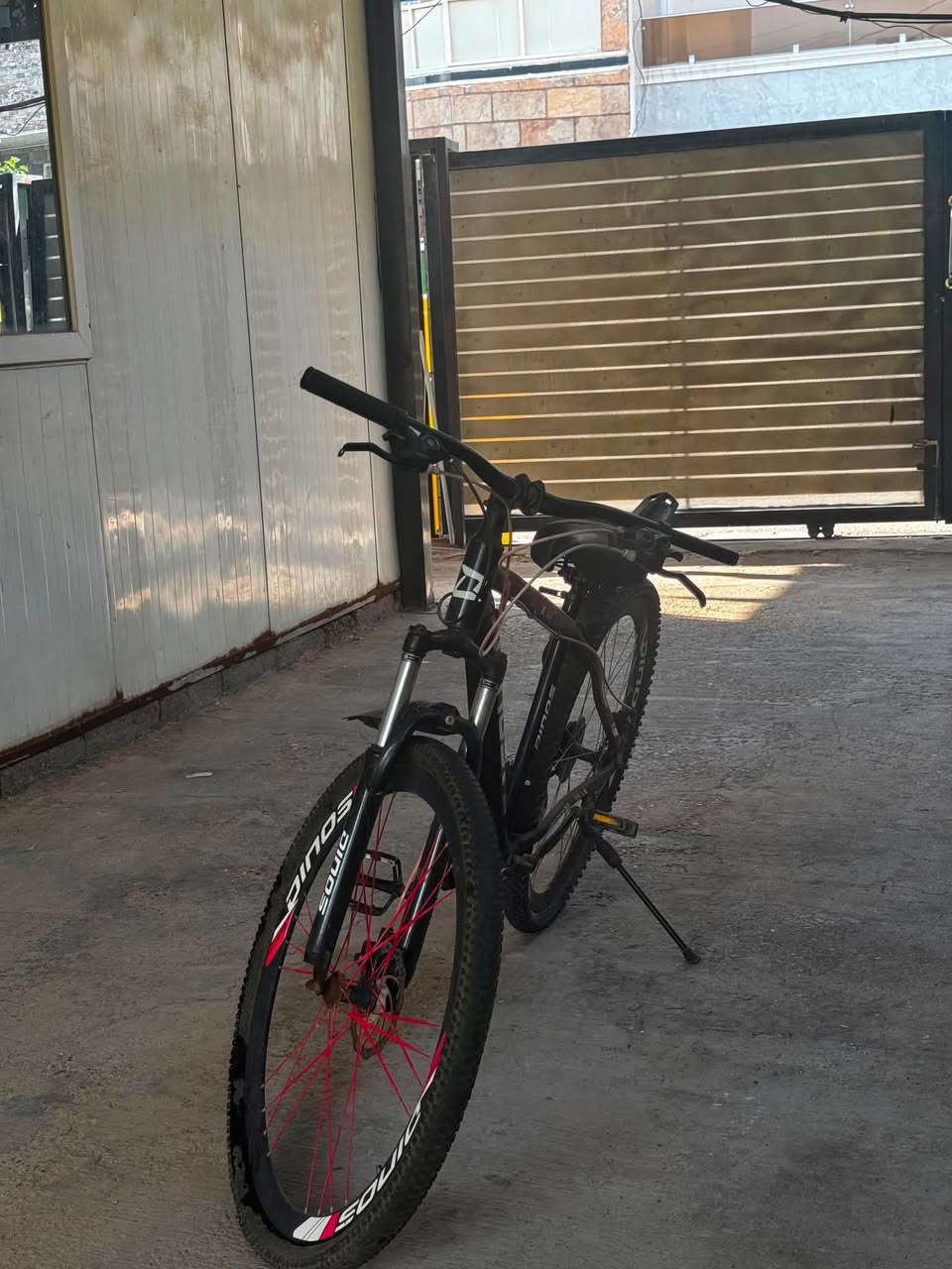 � للبيع سيكل SQUIMOS بحالة جيدة

✅ نظيف وجاهز للاستخدام
✅ غيارات أمامية وخلفية
✅ مناسب للمشاوير والرياضة والاستخدام اليومي

💰 السعر: 75 ألف دينار (قابل للتفاوض بالمعقول)

📍 العنوان: حي العدل

📞 للتواصل: ***********
