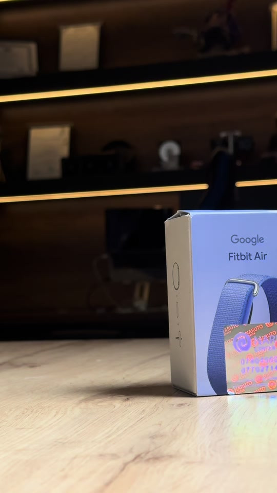 Google FitBit Air🔥 شكل عصري وبـ وزن خفيف جدًا على معصم اليد مما يجعله خيارًا مناسبًا لارتدائه عند النوم لمراقبة النوم✅ بطارية ممتازة تدوم لعدة أيام وبـ شحنة واحدة فقط🔋 مع ميزة شحن سريع⚡️ ومناسب لجميع الأنشطة الرياضية🤺 ومقاوم للماء حتى عمق 50 متر مما يجعله مثالياً للاستخدام عند السباحة أو الغوص💯 متوفر حالياً بلونين: باللون الأسود⚫️ بـ سعر 215,000 الف دينار  باللون الأزرق 🔵 بـ سعر 210,000 الاف دينار 📍عنواننا هو : البصرة - الجزائر - العباسية - مقابل شركة أسياسيل 
 
 مستعدون للاجابة على كل استفساراتكم وتلبية كافة احتياجاتكم من خلال الاتصال على الارقام التالية🙏🏻:
 ‏***********
 ***********
 *********** ‏ #العراق #اكسسوارات #سوار #google #ساعات 
