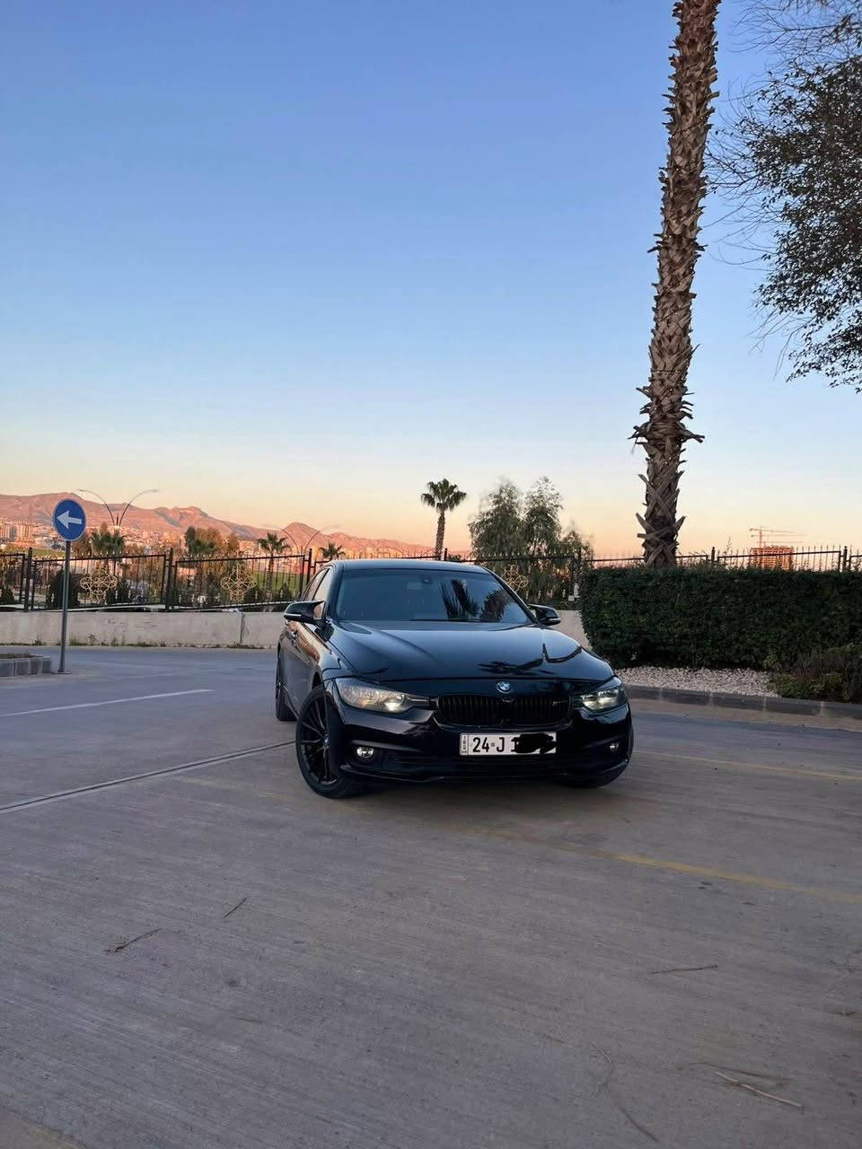 BMW2015 
بيئم ٢٠١٥ ٣v توين توربو ✈️
حجم ٣١٨ 
حساس 
كاميرا 
كشن هيتر 
٨ نمر كير 
محرك اب شرط 
كير اب شرط 
صبغ بي قطعيتن بدون دواخل بدون ايربك
بجم امامي وخلفي كبس 
٤ تايرت جديد 
رقم وسنويه جديدا الئ ٢٠٣٠ 
السعر ١٣٧ ومجال 
*********** دهوك, العراق
