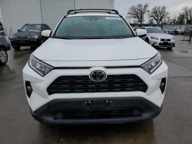 🚘 للبيع: تويوتا راف فور (Toyota RAV4) موديل 2021 - فئة XLE
الحالة: ممتازة (جاهزة للاستخدام)
اللون الخارجي: أبيض 
الفئة: XLE (مواصفات متوسطة عالية)
🛠 المواصفات التقنية والأداء:
• المحرك: 4 سلندر بسعة 2.5 لتر (يوفر توازناً ممتازاً بين القوة واستهلاك الوقود).
• ناقل الحركة: أوتوماتيكي بـ 8 سرعات.
• وضعيات القيادة: (Sport / Eco / Normal).
🌟 أبرز المميزات (فئة XLE):
• الدخول والتشغيل الذكي: تشغيل بصمة ودخول ذكي للأبواب.
• المقاعد: تعديل كهربائي لمقعد السائق مع دعم للظهر.
• الراحة: مكيف هواء أوتوماتيكي مزدوج المناطق (فتحات تكييف خلفية).
• فتحة سقف: كهربائية لإضافة لمسة
• الأمان: نظام تويوتا للأمان (تنبيه مغادرة المسار، مثبت سرعة راداري، نظام التحذير من التصادم).
• التقنية: شاشة لمس تدعم Apple CarPlay و Android Auto مع كاميرا خلفية.
• الشكل الخارجي: جنوط ألومنيوم مقاس 17 إنش، أضواء LED أمامية، وحوامل سقف (Roof Rails).
📝 ملاحظات إضافية:
• ( ممشى السيارة - 64 الف ميل).
• ( حالة البدي: صبغ وكالة، وجود خدوش بسيطة، 
 حادث سيارة تقرير غرق).
مرقم بغداد
مكان السيارة كربلاء المقدسة
السعر 230


**إذا كنت صاحب هذا الإعلان وتريد حذفه لأي سبب، رجاءا أرسل رسالة إلى الدعم الفني**