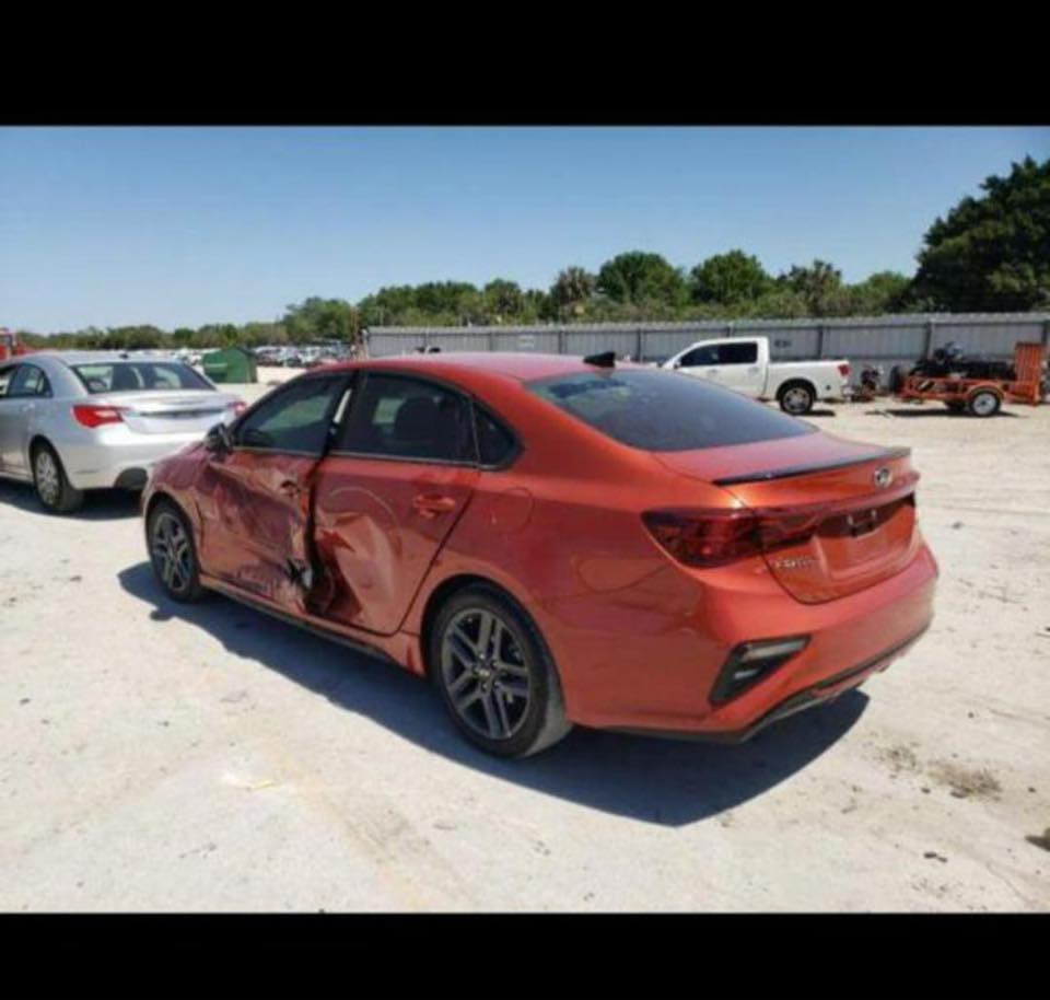 سلام عليكم كيه فورتي موديل 2021 جي تي لاين سنويه بسمي صور حادث مرفوقه سياره جديده ماشيه 60 ميل هذا رقمي  شباب مكلف بل نشر بيه وتساب  جديده السياره لسعر 140 //////// وبيه مجال الطيبن لشراي يتصل ويدلل السياره احلى من الصور لله شاهد فول الفول لاخير ***********
