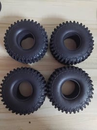 تايرات مال سياره كراولر اتوقع بس ماعرف يانوع داخل اسفنج غير مستخدم نها...