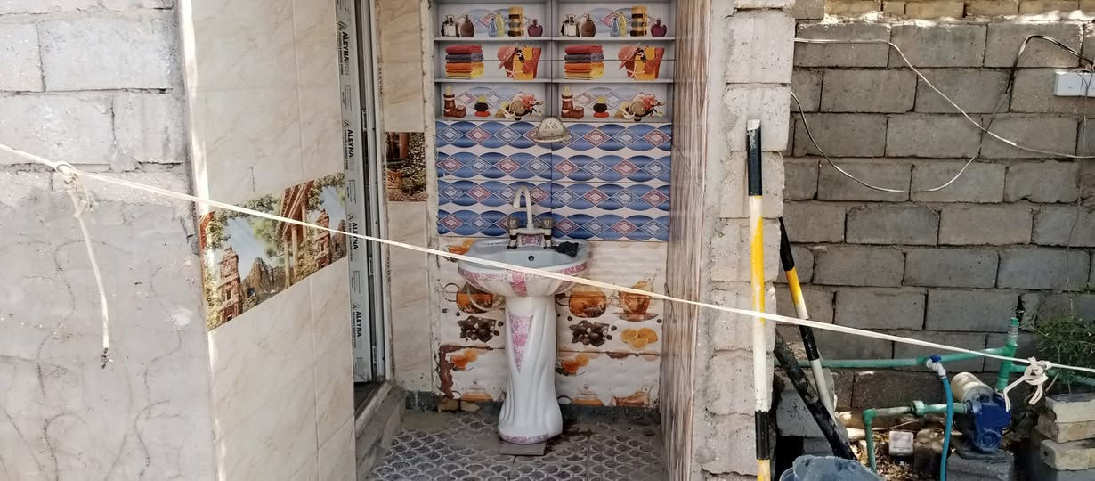 بيت زراعي قرار 25 كامل خدمات طابقين مساحه 250 متر بي براني ومطبخ وصاله كبيره وغرفتين الجو كاملات الطابق الثاني غرفه وصاله وسطح في حي الامين الاول شارع سيد حسين انشائيه مقابل حسينية مالك الاشتر *********** بي واتساب
