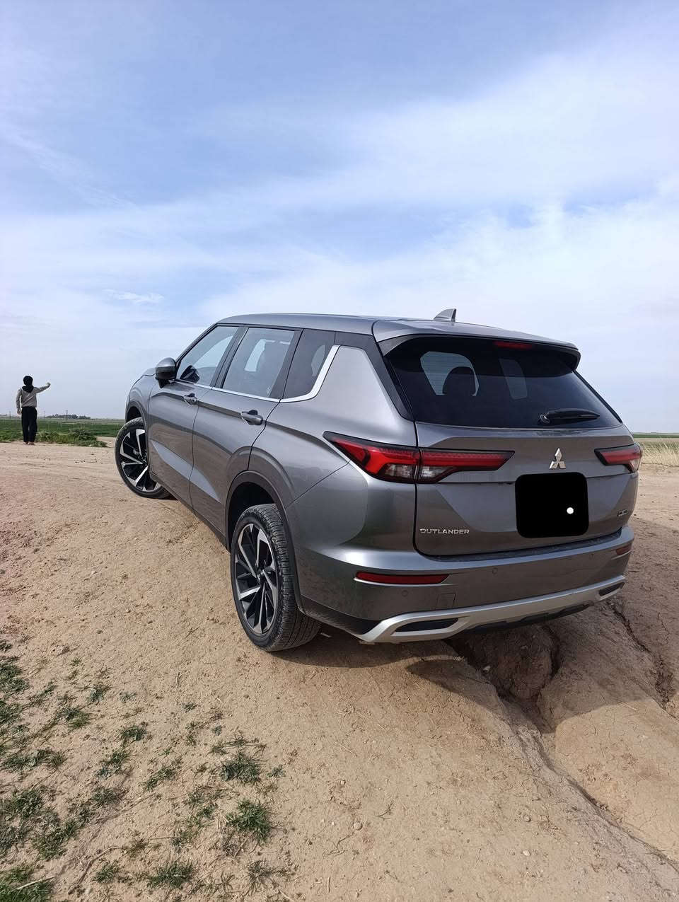 سيارة مستربوشي اوتلاندر موديل 23 ماشي 29الف رقم اربيل جديد رقم الماني والسنوية جديد صبغ فقط بونيد اتصل على هذه رقم ***********
