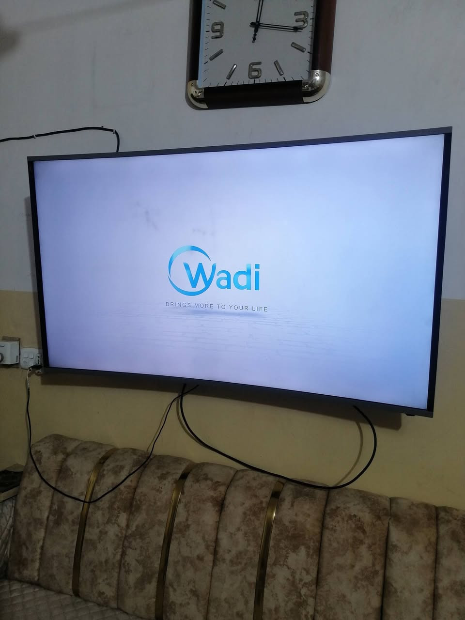 شاشة سمارت نوع الوادي حجم ٥٥ سمارت مقوسة ام النت بس اليوتيوب يطلب تحديث نظيفة جدا ومداخلة تصليح سعرها ٢٢٥ الف وبيها مجال المكان حلة *********** واتساب
