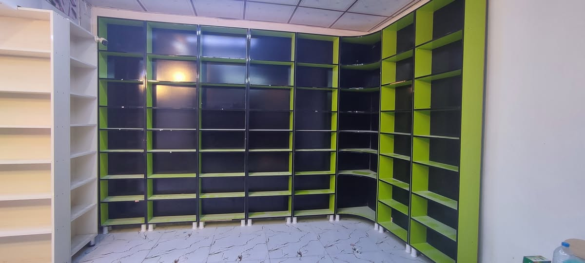 بيع مستعجل فاترينات نوعين : 

اللون البيجي ( تسگام درجة اولى ثقيل ) 
عدد 8 قطع 
بسعر 800 الف شرط درجة اولى والوزن الثقيل

اللون الاسود والاخضر ( هذا تجاري درجة ثالثة ) 
عدد 8 قطع 
بسعر 350 الف 

واذا تاخذهن كلهن شلعة راسلني وتدلل 

مكانهن نجف حي الرحمة 

موجود عالخاص وهذا رقمي بي واتساب 
***********
#فاترينات #ملكانات #للبيع #مستعمل #رفوف
