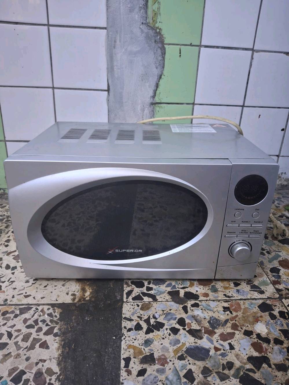 مايكرويف مستخدم قليل الحجم ٢٠ لتر السعر ٥٠ وبي مجال
