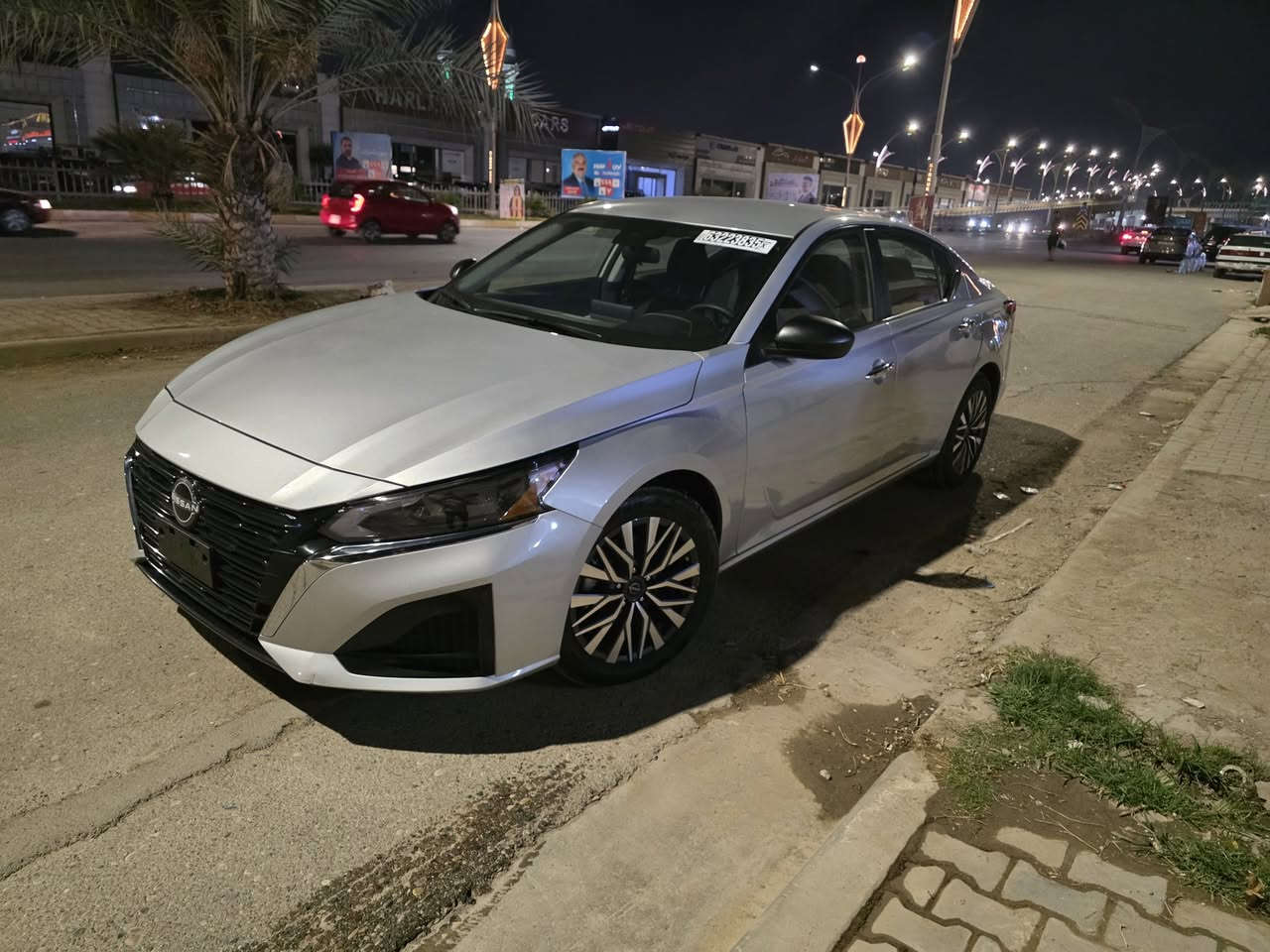 يسان ألتيما 2024 (SV) - نظافة ومواصفات بسعر مناسب 🚗✨للبيع نيسان ألتيما موديل 2024 فئة SV، . مرفق مع الصور تقرير الفحص المحلي وتقرير الكارفاكس لضمان الشفافية الكاملة الصبغ: يوجد صبغ أمريكا في (باب السايق الأمامي) و(الجاملغ السايق الخلفي) فقط.التعديل: وجود مسطرة تعديل مع بدنة في جهة (الصندوق).لمحرك: فحص المحرك (بدون عيب) والسيارة نظيفة جداً من الداخل والخارج.ثانياً: مواصفات السيارة (حسب CARFAX):المحرك: 2.5L I4 بقوة وعزم ممتاز واستهلاك وقود قليل.نوع الوقود: بنزين (Gasoline).نظام الدفع: دفع أمامي (Front Wheel Drive).المسافة المقطوعة: 40 الف ميل. الإيرباكات سليمة (No airbag deployment) والشاصي سليم.الإطارات والداخلية: السيارة بحالة ممتازة رقم الشاصي 1N4BL4DV7RN329488 وجاهزة للاستخدام فوراً.📍 الموقع: كركوك  السعر: 17,000$ (170 ورقة).📞 للتواصل والاستفسار:***********
