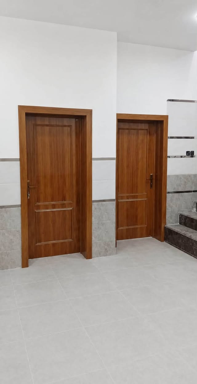 بيت للبيع في كربلاء المقدسه
المساحة 130 م
طابقين
بناء حديث درجة اولى غير مسكون
الطابق الارضي  استقبال ، صاله، غرفة نوم ، مطبخ ، صحيات داخلي وخارجي 
الطابق الثاني غرفتين نوم وصالة وصحيات
عرض الشارع 10 متر تبليط ومجاري وكهرباء 3 فيز
كربلاء قرب جامعه اهل البيت ع يبعد عن الشارع العام 30 متر
يبعد عن الامام 2 كيلو 
للاستفسار ***********
