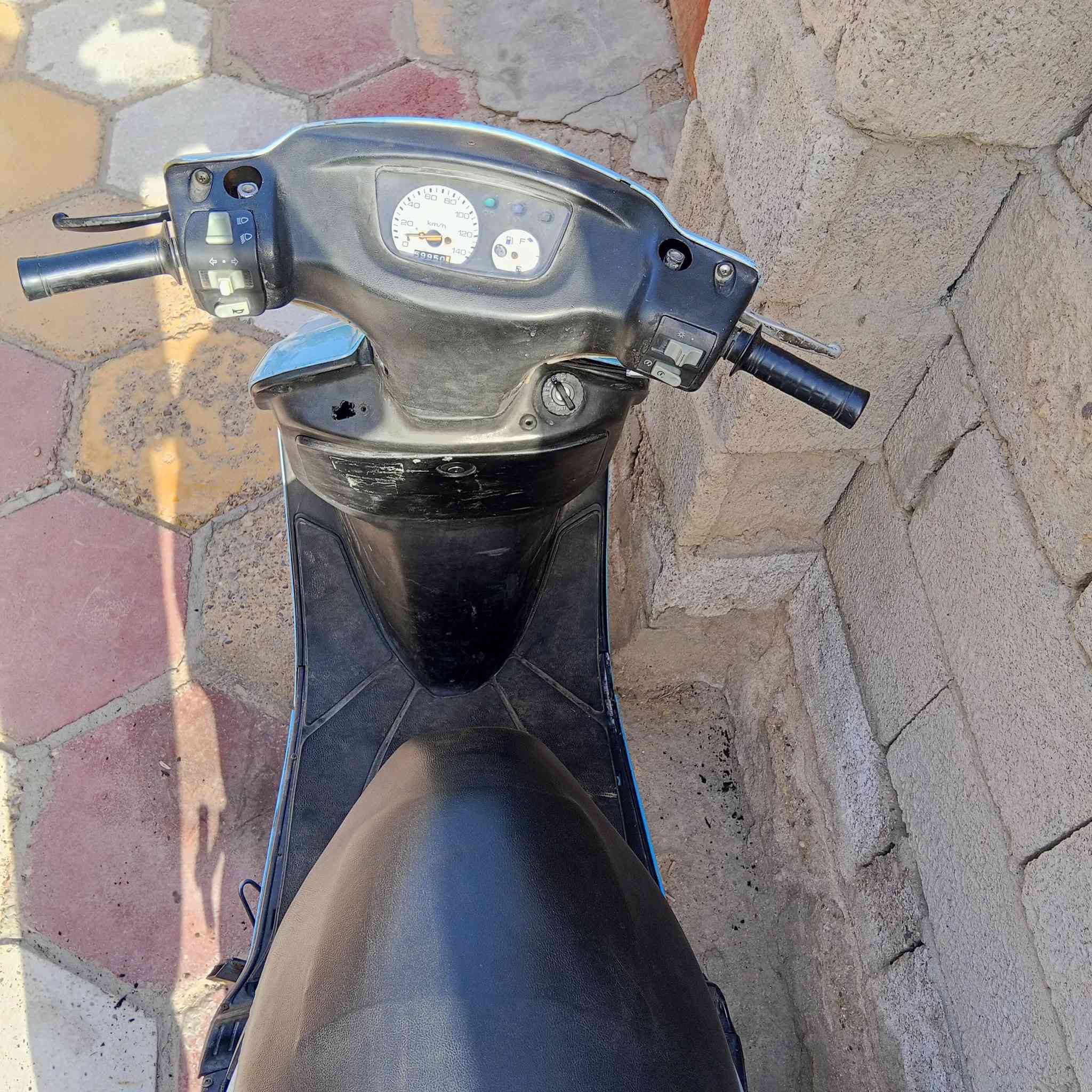 دراجة فراشة للبيع مكينة ناعمة وكهربائيات كلهه شغالة لايت اشايرشغالات تشتغل سلف وهندر باتري جديد فقط عداد سرعة وگيج بانزين مايشتغلن السعر 350  
عنواني أبو الخصيب باب طويل.***********..

