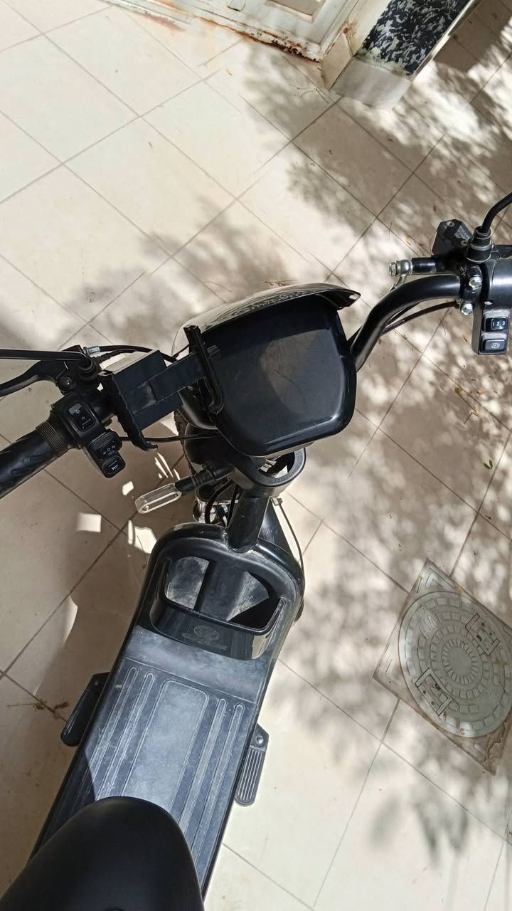 دراجة شحن كهرباء 
بصمة ، تفتح بالكارت و مفتاح ، بلوتوث
قدرة المحرك 800 واط  ، دراجة نظيفة ، الشحنة الوحدة تمشي 5 كيلومتر ، ماركة قوة الليث ، السعر 350 الف دينار 
العنوان مقابل قرية الغدير الاولى فرع الشامل
*********** 
***********
