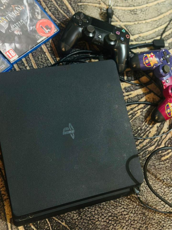 بلي 4
ياباني لوك ستيكر واحد تيره 
مع جوستكات 2 وحدة اصليه والثانية تجارية 
واقراص 2 
The last of us
Batman arkham collection


**إذا كنت صاحب هذا الإعلان وتريد حذفه لأي سبب، رجاءا أرسل رسالة إلى الدعم الفني**